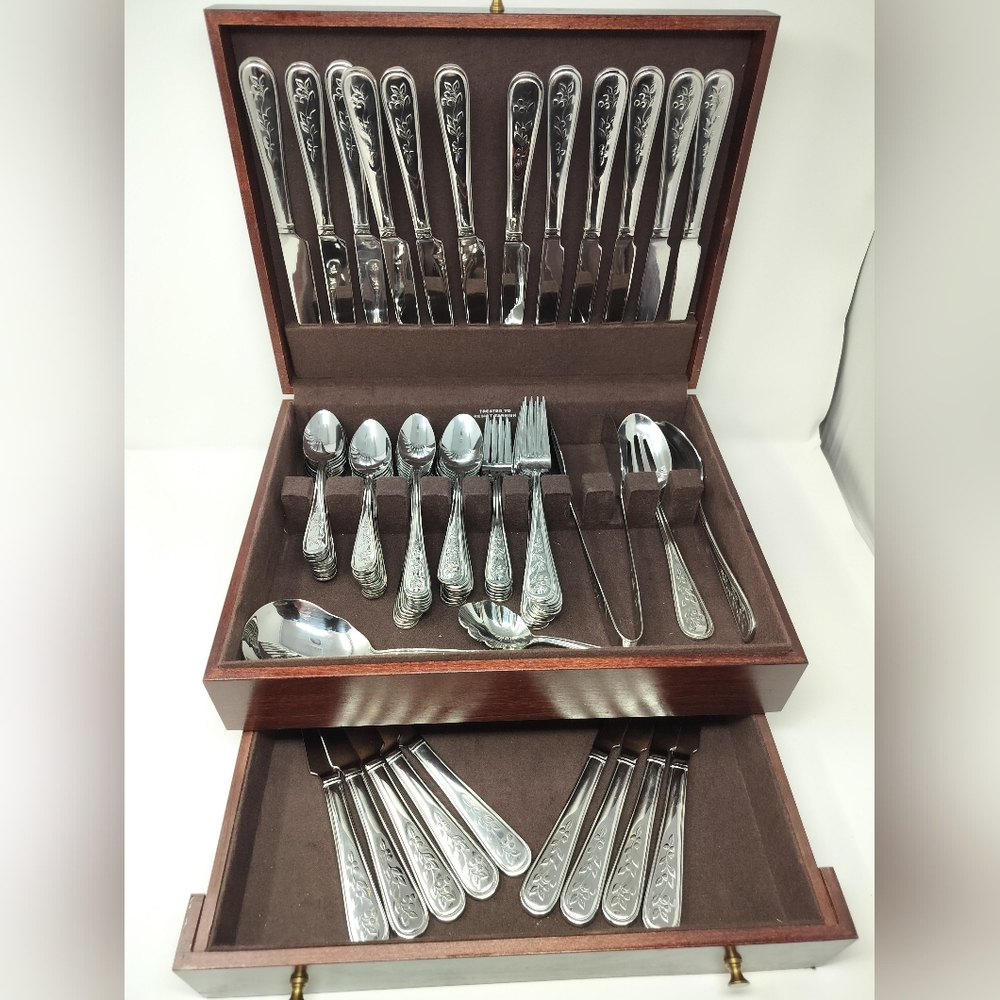 Reed & Barton 87 pieces Berry & Vine stainless with case collection